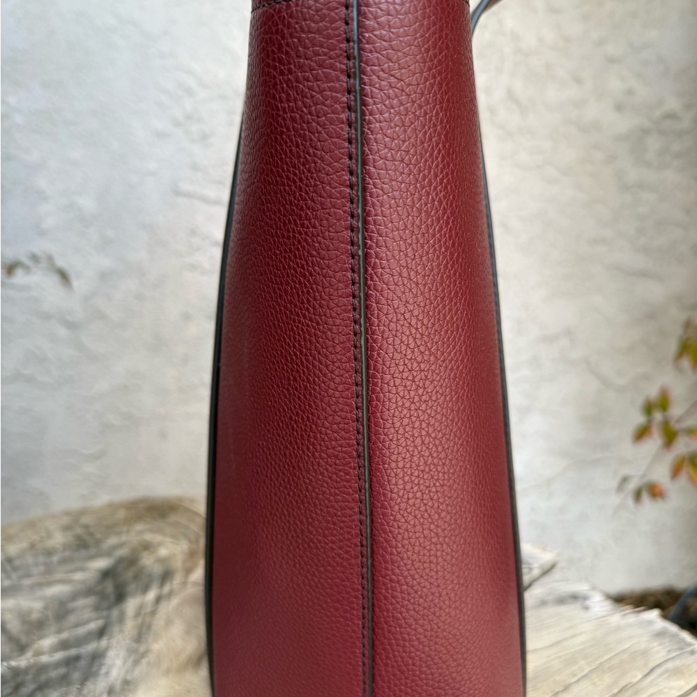 Cooper Leather commuterTote Bag
Color:OxBlood - Picture 3 of 5